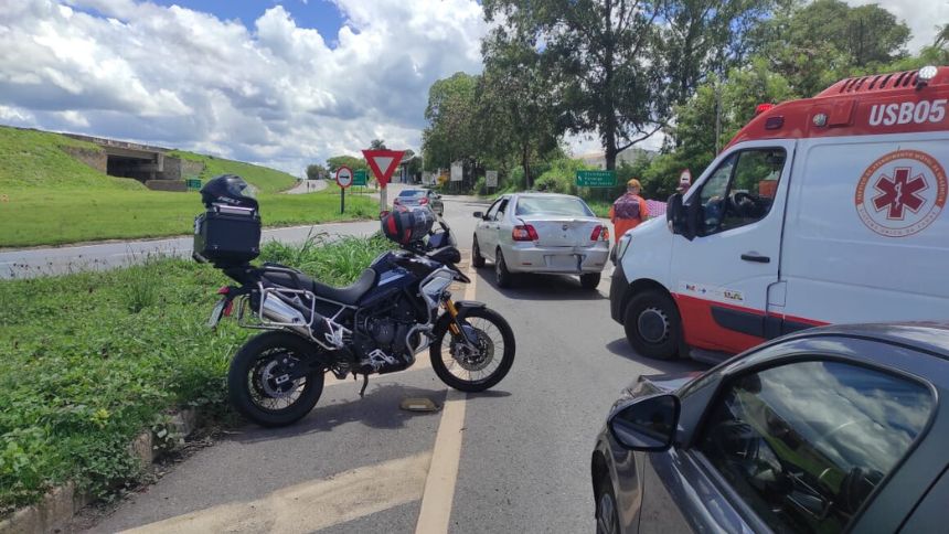 Motociclista e garupa ficam feridos após batida na traseira de carro na BR-494, em Divinópolis