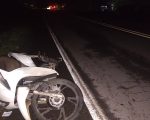 Motociclista e garupa ficam gravemente feridas após moto bater em canteiro em Pará de Minas