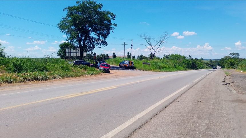 Motociclista fica ferido ao bater em carro na BR-494, entre Divinópolis e Nova Serrana