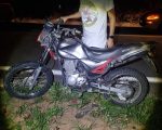 Motociclista fica ferido após bater em canteiro central na BR-494, em Itapecerica