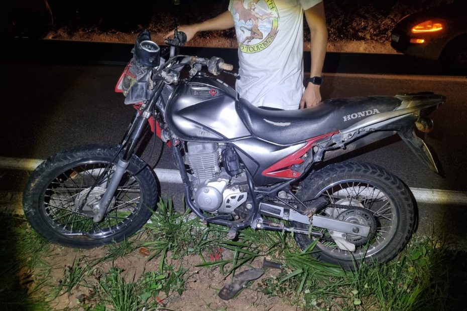 Motociclista fica ferido após bater em canteiro central na BR-494, em Itapecerica