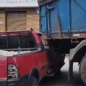 Vídeo: Carreta perde o freio e atinge veículo em Divinópolis