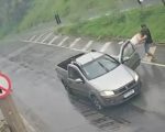 Mulher é agredida ao tentar impedir roubo de carro no meio da rua, em BH
