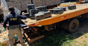 Pol&iacute;cia encontra mais de 1 tonelada de maconha em carreta que iria para BH