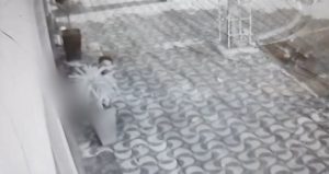 V&Iacute;DEO: Homem faz &lsquo;sujeira&rsquo; no Centro de Divin&oacute;polis