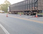 Homem morre após bater moto em carreta parada na MG-050, em Divinópolis