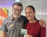 Ganhadora do prêmio do Posto Xavante, Reisla retira o seu voucher no programa Jorge Neto