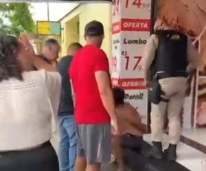 V&iacute;deo: homem esfaqueia idosa, mulher e adolescente no Centro de Divin&oacute;polis