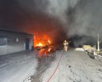 Incêndio atinge galpões em Betim; bombeiros mobilizam quatro equipes