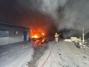 Inc&ecirc;ndio atinge galp&otilde;es em Betim; bombeiros mobilizam quatro equipes