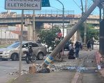Colisão derruba poste na Cristiano Machado e motorista é suspeita de dirigir alcoolizada