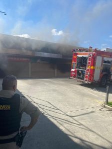 Inc&ecirc;ndio atinge tr&ecirc;s lojas na Avenida Portugal, no bairro Santa Am&eacute;lia