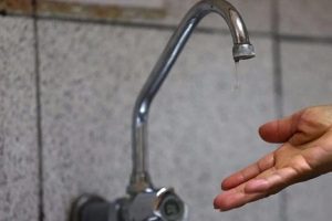Dano em tubulação afeta fornecimento de água no bairro Esplanada