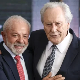 Lewandowski entrega carta de demiss&atilde;o do Minist&eacute;rio da Justi&ccedil;a a Lula