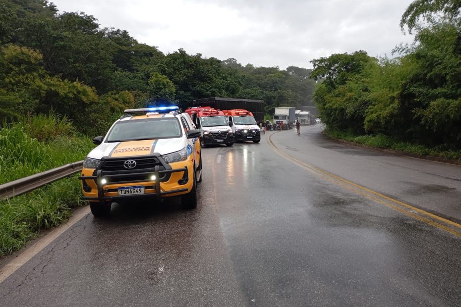 Acidente entre carro e caminhão fecha BR-494, entre Divinópolis e Nova Serrana