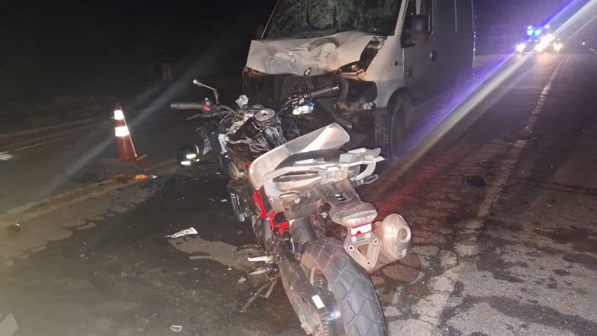 Acidente entre moto e van deixa jovem morto e dois feridos na MG-431, em Itaúna