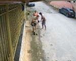 Vídeo: PM salva criança de dois anos engasgada em MG