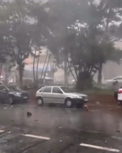 Chuva e vento causam estragos e alagamentos em Pará de Minas