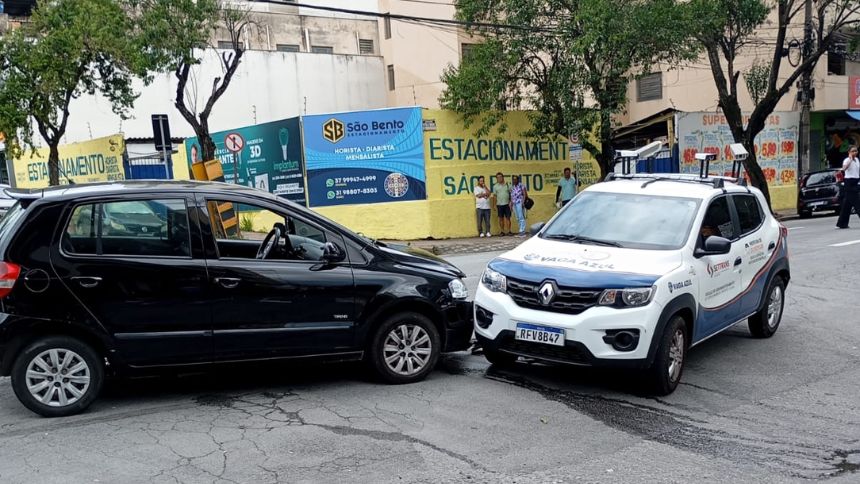 Carro da Settrans se envolve em acidente no Centro de Divinópolis
