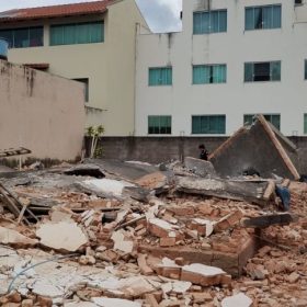 Demolição de casa onde idoso morreu em Divinópolis era irregular, diz Prefeitura