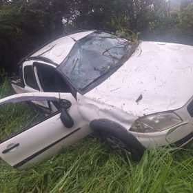 Caminhonete sai da pista e cai em barranco na MG-050, em Pedra do Indaiá