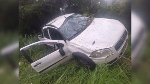 Caminhonete sai da pista e cai em barranco na MG-050, em Pedra do Indai&aacute;