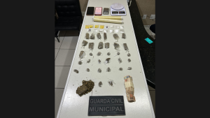 Durante a&ccedil;&atilde;o contra o tr&aacute;fico, homem &eacute; encontrado escondido debaixo de tanque e &eacute; preso em Nova Serrana