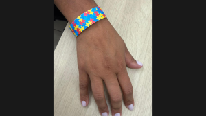 UPA Divin&oacute;polis implementa identifica&ccedil;&atilde;o por pulseira para pacientes com Transtorno do Espectro Autista (TEA)
