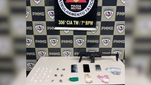 PM prende tr&ecirc;s homens por tr&aacute;fico de drogas e apreende r&eacute;plica de submetralhadora em Lagoa da Prata