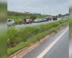 Acidente entre veículos deixa trânsito lento na MG-050, em Divinópolis