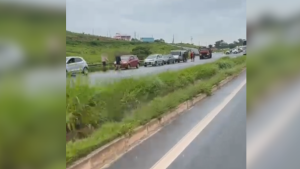 Acidente entre ve&iacute;culos deixa tr&acirc;nsito lento na MG-050, em Divin&oacute;polis