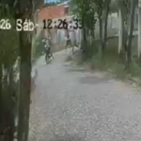 Câmera de segurança flagra agressão a idoso em Divinópolis; acusado segue foragido