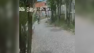 C&acirc;mera de seguran&ccedil;a flagra agress&atilde;o a idoso em Divin&oacute;polis; acusado segue foragido