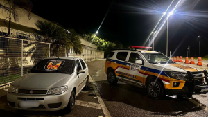 PMR apreende carro com sinais de adultera&ccedil;&atilde;o na MG-050, em Divin&oacute;polis