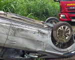 Capotamento na ‘curva da morte’ deixa feridos na BR-354, em Formiga