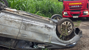 Capotamento na &lsquo;curva da morte&rsquo; deixa feridos na BR-354, em Formiga