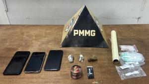 Pol&iacute;cia Militar prende dois jovens por tr&aacute;fico de drogas em Ita&uacute;na