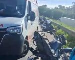 VÍDEO: Derramamento de óleo causa transtornos no trânsito e acidente com motociclistas na MG-050, em Divinópolis