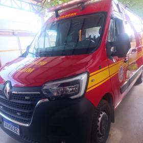 Homem sofre suspeita de fratura no braço após queda em Itapecerica