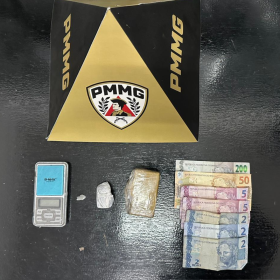Após fuga perigosa e perseguição policial, homem é preso por tráfico de drogas em Pará de Minas