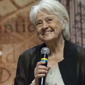 Adélia Prado continua internada em Divinópolis