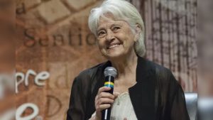 Após 20 dias internada, Adélia Prado deixa hospital em Divinópolis