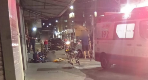 Colis&atilde;o entre carro e moto deixa motociclista ferido em Ita&uacute;na