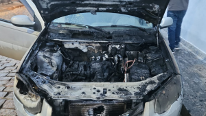 Carro pega fogo no bairro Santo Ant&ocirc;nio, em Formiga