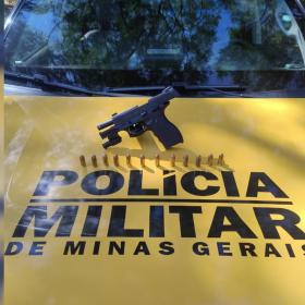 PMR apreende arma e munições na MG-170, em Lagoa da Prata