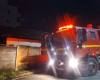 Bombeiros combatem incêndio em casa abandonada, em Itaúna