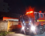 Bombeiros combatem incêndio em casa abandonada, em Itaúna