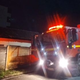 Bombeiros combatem incêndio em casa abandonada, em Itaúna
