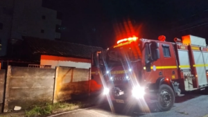 Bombeiros combatem inc&ecirc;ndio em casa abandonada, em Ita&uacute;na