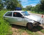 Carro sai da pista e capota na BR-352, em Pará de Minas